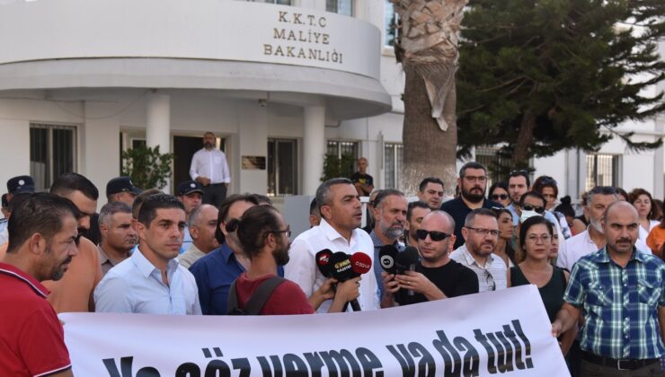 Grevlerine devam eden kamuda örgütlü sendikalar, bugün Maliye Bakanlığı önünde eylem yaptı