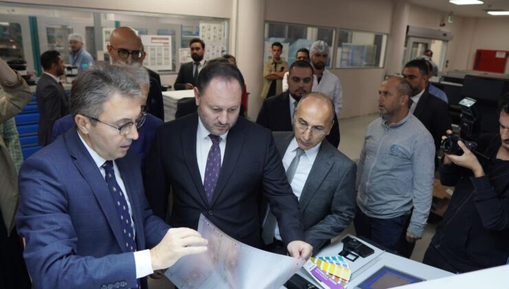 İçişleri Bakanı Öztürkler, yeni KKTC Pasaportlarını yerinde inceledi