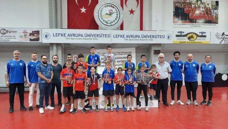 Arel, Ivan ve Özüm şampiyon