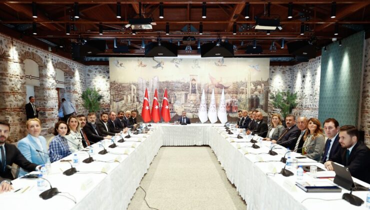 Nebati, AYD üyeleriyle bir araya geldi