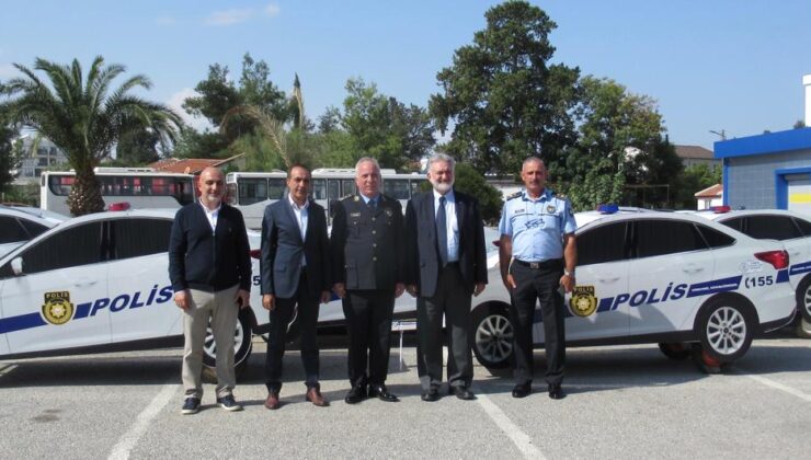 Evkaf, Polis Genel Müdürlüğü’ne maket araba hediye etti