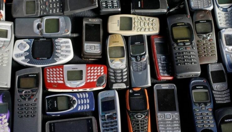 Eski telefon modası başladı! Her biri servet değerinde