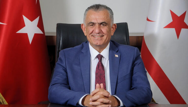 Bakan Çavuşoğlu, eylemdeki hademelerle konuştu: Biz sizin işinizden olmamanız için direniyoruz