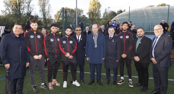 Cumhurbaşkanı Ersin Tatar, İngiltere Türk Toplumu Futbol Federasyonu ligi futbolcularıyla buluştu