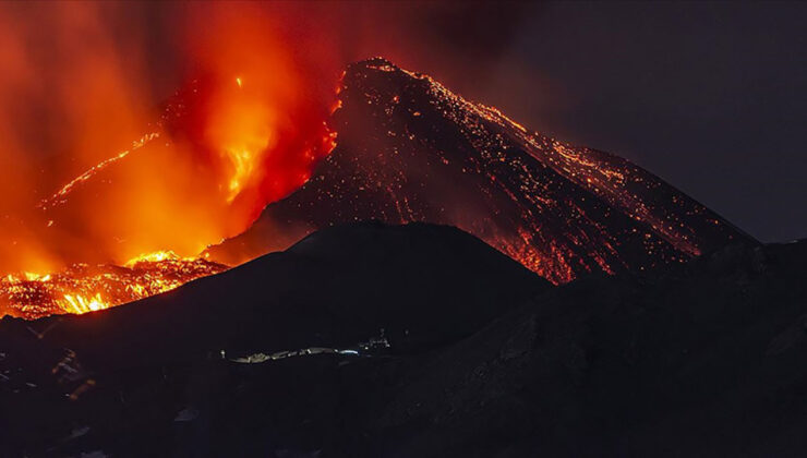 Dünyanın en büyük aktif yanardağı patladı!