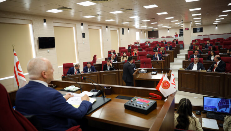 Meclis oturumuna Seçim ve Halkoylaması Yasa Önerisinin Komitede görüşülmesine olanak sağlamak için ara verildi