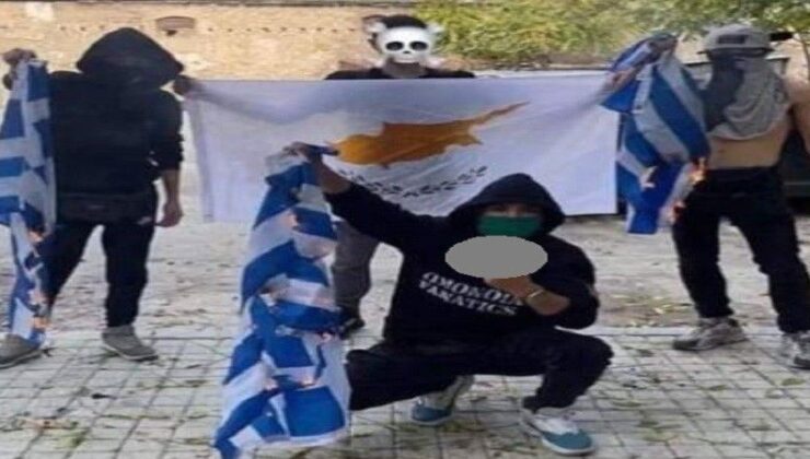 Bir grup Rum genci “Kıbrıs” bayrağı açtı ve Yunan bayraklarını yaktı