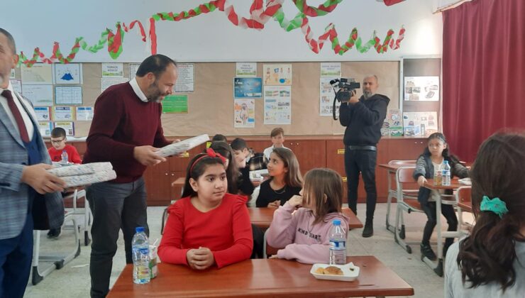 İskele Belediye Başkanı Sadıkoğlu çocuklara yeni yıl hediyelerini dağıttı