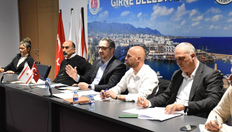 Girne Belediyesi Antik Liman konusunda sorun ve çözüm önerilerinin tartışıldığı esnaf toplantısı düzenledi