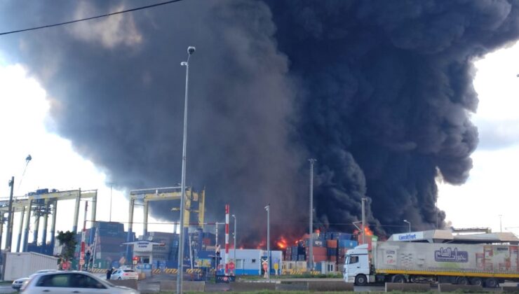 İskenderun Limanı’nda depremde devrilen konteynerlerde çıkan yangın devam ediyor