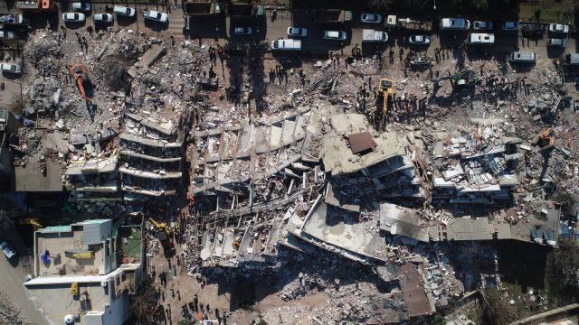 Türkiye’deki deprem felaketi :Arama kurtarma çalışmalarının 8. gününde can kaybı 29 bin 605’e yükseldi