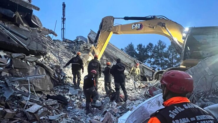 KKTC’den giden ekiplerin deprem bölgesindeki arama-kurtarma faaliyetleri sürüyor