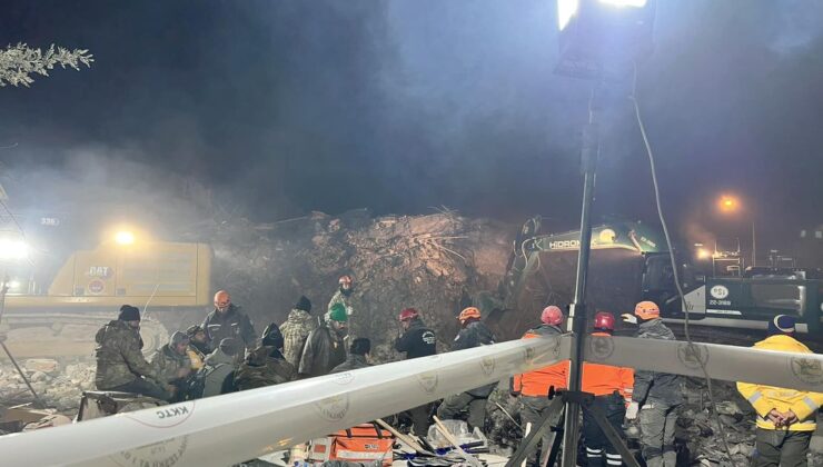 Türkiye’deki depremde yaşamını yitiren 19 kişi bugün son yolculuğuna uğurlanıyor