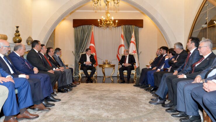 Cumhurbaşkanı Tatar, Türkiye Spor Yazarları Derneği ile Kıbrıs Türk Spor Yazarları Derneği Başkanı ve yönetim kurulu üyelerini kabul etti