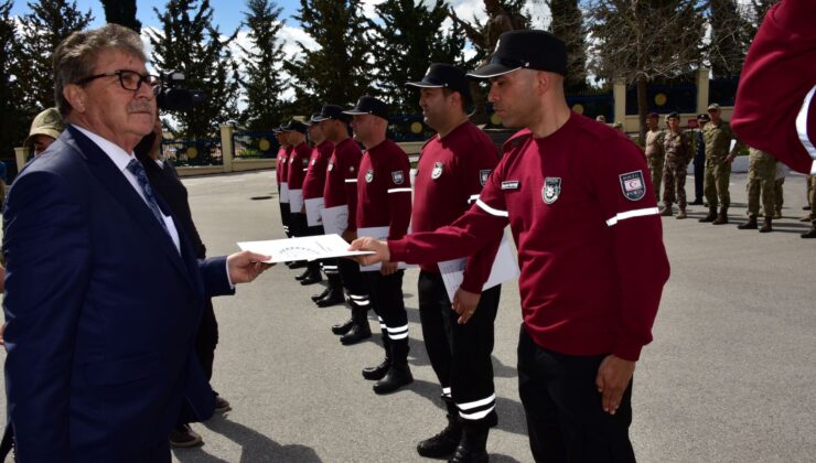 Başbakan Üstel ,Türkiye’de arama kurtarma çalışmalarına katılan KKTC ekibine takdir belgesi verdi