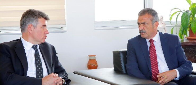Türkiye’nin Lefkoşa Büyükelçisi Feyzioğlu, Gazimağusa Belediye Başkanı Uluçay’a taziye ziyaretinde bulundu