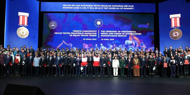 TC Cumhurbaşkanı Erdoğan, Türkiye’deki depremde kurtarma çalışmalarına KKTC’den katılanlara madalya ve nişan verdi