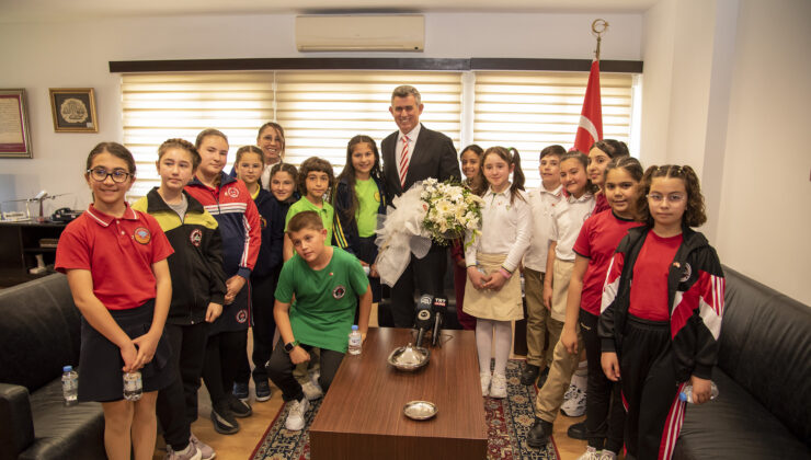 TC Lefkoşa Büyükelçisi Feyzioğlu 23 Nisan Ulusal Egemenlik ve Çocuk Bayramı dolayısıyla ziyaretler yapan çocuklarla görüştü