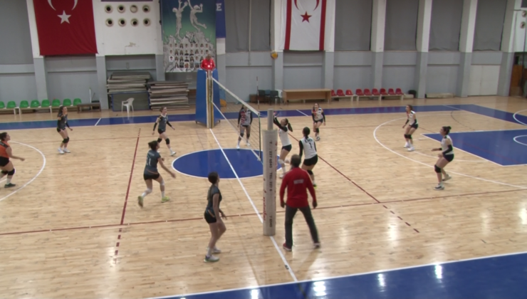 Voleybolda Karpaz Gate Marina ve DAÜ galip