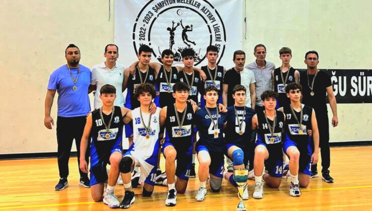 KKTC Voleybol Federasyonu’nun “Şampiyon Melekler” adını verdiği U15 Erkekler Ligi’nin final serisi ikinci maçında Gazimağusa Belediyesi Çamlık Spor Kulübü sezon şampiyonu oldu
