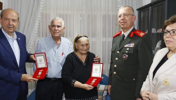 Cumhurbaşkanı Tatar, Anneler Günü dolayısıyla ziyaretler gerçekleştirerek madalya takdimi yaptı
