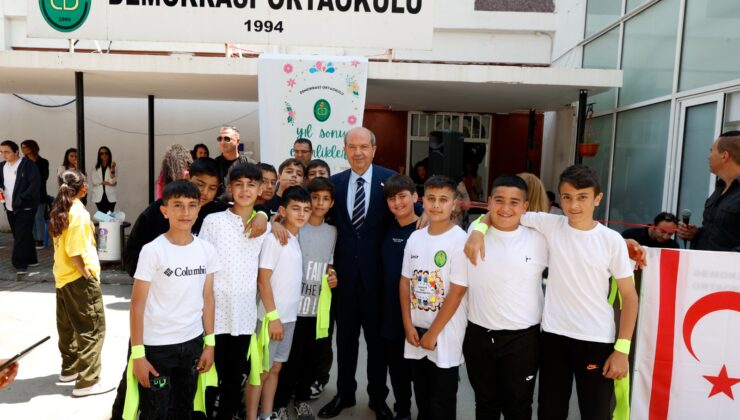 Cumhurbaşkanı Tatar, Demokrasi Ortaokulu’nda düzenlenen yıl sonu etkinliklerine katıldı