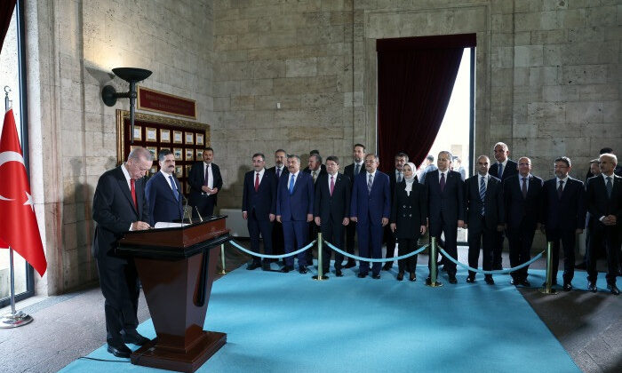 Erdoğan, yeni Cumhurbaşkanlığı Kabinesi üyeleriyle Anıtkabir’i ziyaret etti