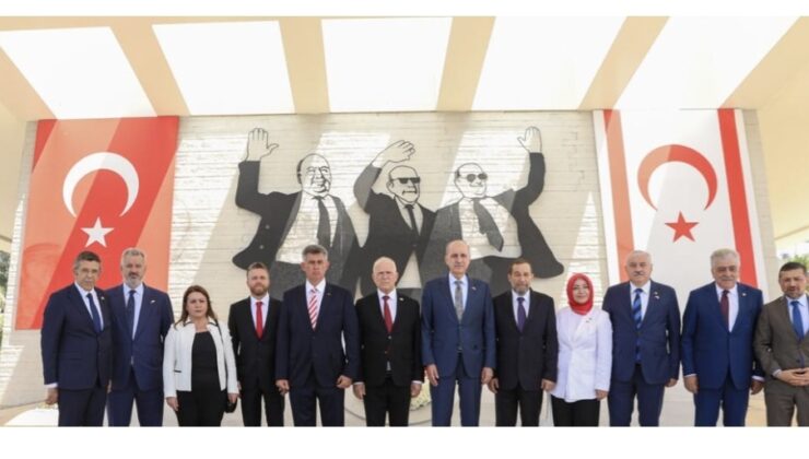 TBMM Başkanı Numan Kurtulmuş, Kurucu Cumhurbaşkanı Denktaş’ın anıt mezarını ziyaret etti