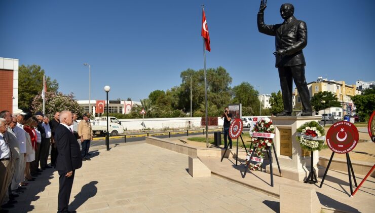 Mutlu Barış Harekâtının yıldönümü nedeniyle Lefkoşa’daki Ecevit Anıtı önünde tören düzenlendi