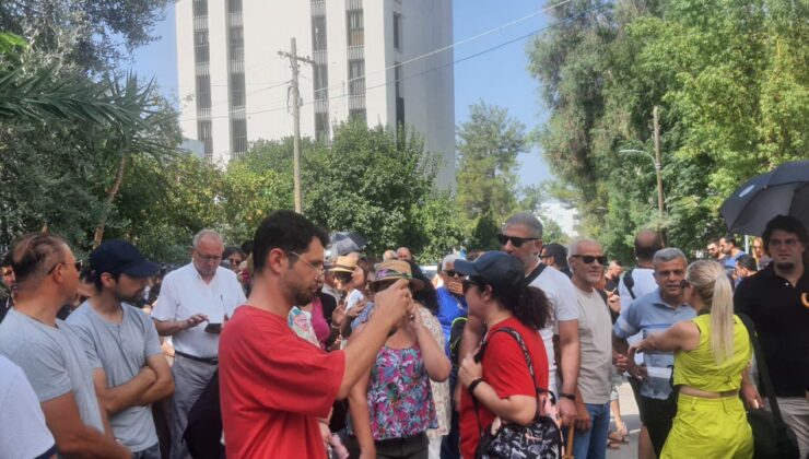 Veliler, ders kitaplarının sıkıntılı olduğu gerekçesi ile eylem yaptı..Bakan Çavuşoğlu, sıkıntılı bölümlerin yeniden masaya yatırılacağı sözünü verdi