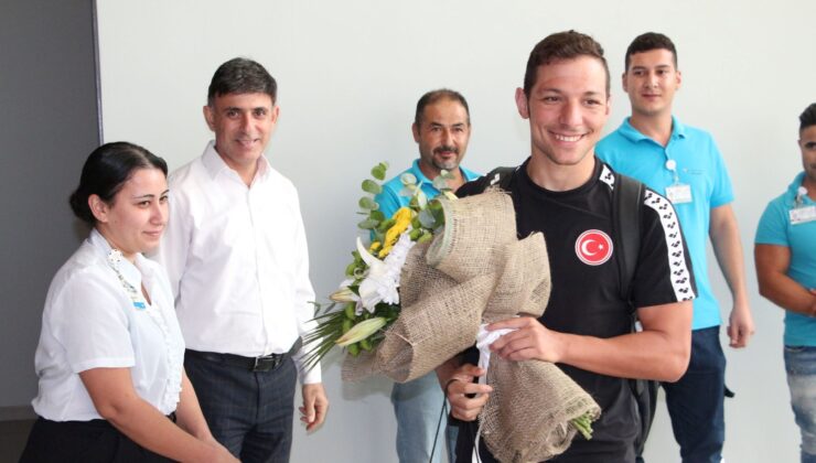 Doğukan, Ercan Havalimanı’nda çiçeklerle karşılandı
