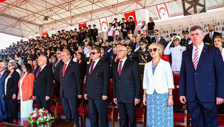 Başbakan Üstel, 30 Ağustos Zafer Bayramı dolayısıyla düzenlenen resmi geçit törenine katıldı