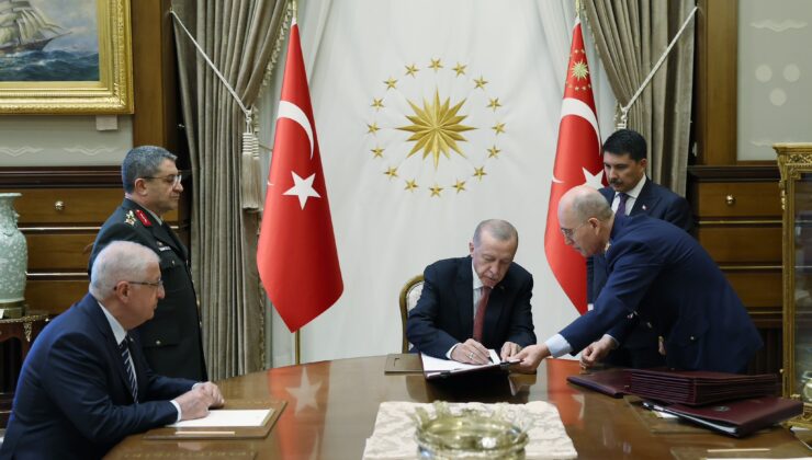 KTBK Komutanı Tümgeneral Sezai Öztürk ve GKK Komutanı Tümgeneral Zorlu Topaloğlu, korgeneralliğe yükseldi
