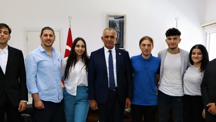 Çavuşoğlu, Kıbrıs Türk ÖğrencilerBirliği-Türkiye heyetini kabul etti