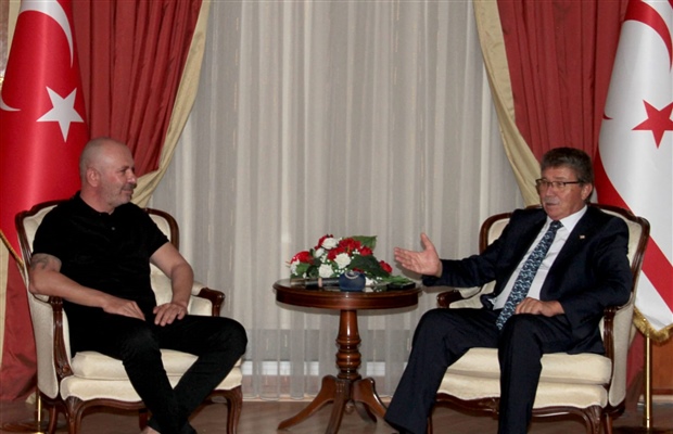 4 saatlik şöleni Cumhurbaşkanı Ersin Tatar da izledi