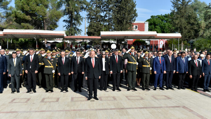 Türkiye Cumhuriyeti’nin 100. kuruluş yıl dönümü… Lefkoşa Atatürk Anıtı önünde tören düzenlendi