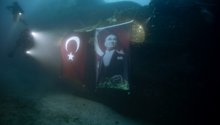İzmir’de dalgıçlar 9 Eylül vapuru batığında Türk bayrağı açtı
