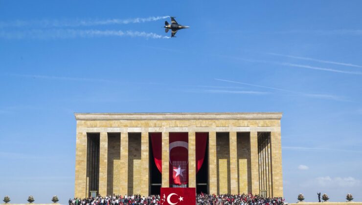 SOLOTÜRK’ten Anıtkabir üzerinde Cumhuriyet’in 100. yıl dönümüne özel uçuş gösterisi