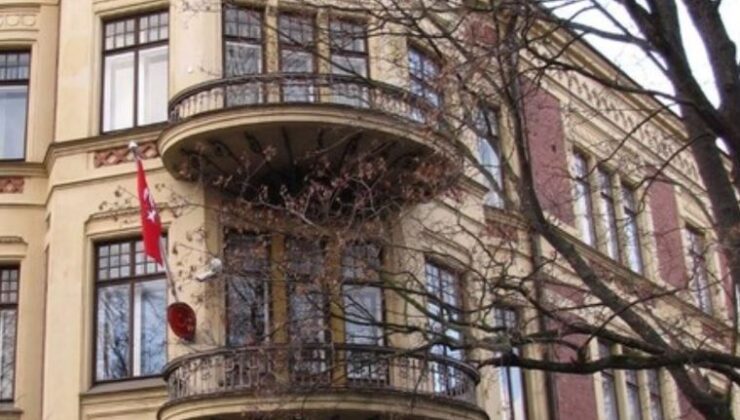 Türkiye’nin Helsinki Büyükelçiliğine boyalı ve sis bombalı saldırı