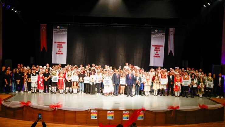 Cumhurbaşkanı Ersin Tatar, 26. Cumhuriyet Halk Dansları Şöleni’ni izledi