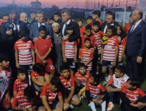 Başbakan Üstel, TC Lefkoşa Büyükelçisi Feyzioğlu ve yetkililer Maraş Futbol Sahası’nı ziyaret etti