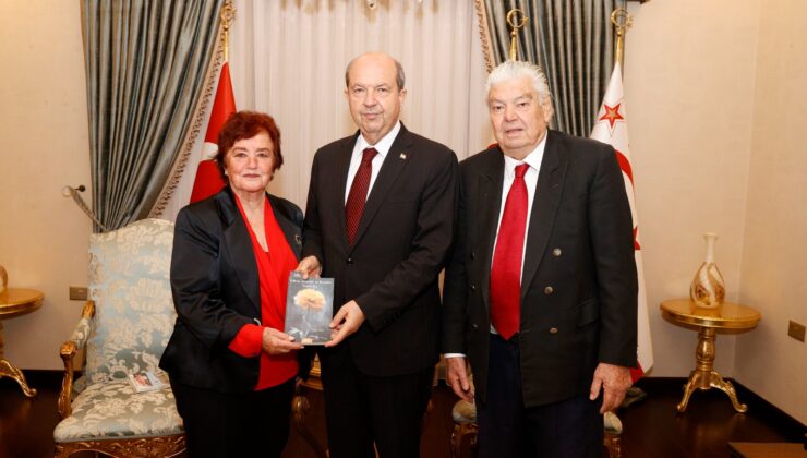 Öğretmen ve Yazar Canev Dinçer, Cumhurbaşkanı Ersin Tatar’a “Kıbrıs, İstanbul ve Benden Katarsis” isimli kitabını takdim etti