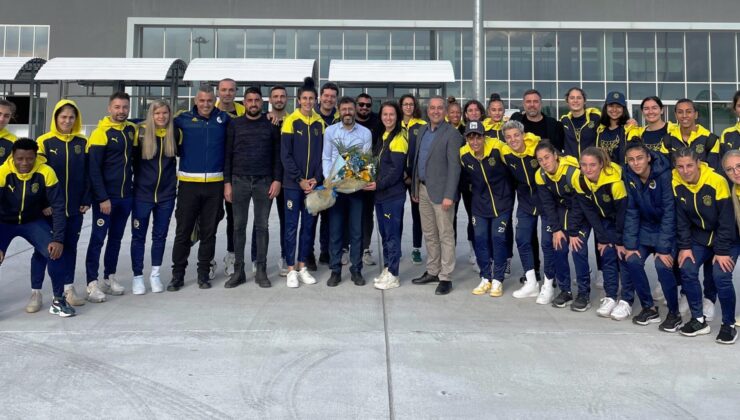 KKTC Fenerbahçeliler Derneği, Fenerbahçe Kadın Futbol Takımı’nı Ercan Havalimanı’nda karşıladı