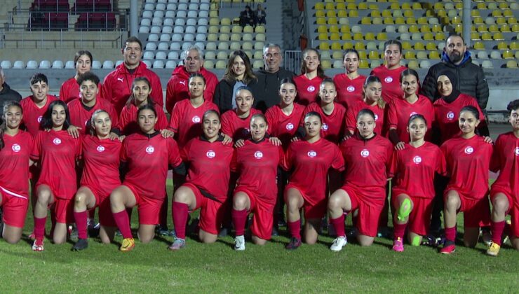 Kadın Futbol Milli takım ilk idmanını Lefkoşa Atatürk Stadı’nda yaptı