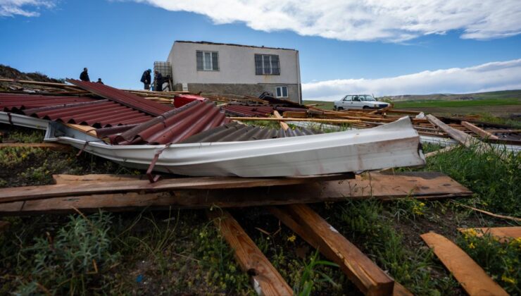 Ankara’da şiddetli rüzgar nedeniyle bir evin çatısı uçtu