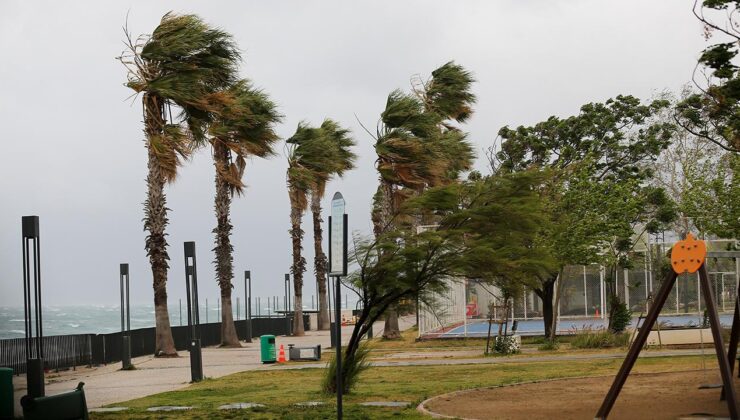 Antalya’da kuvvetli rüzgar ve yağış etkili oldu