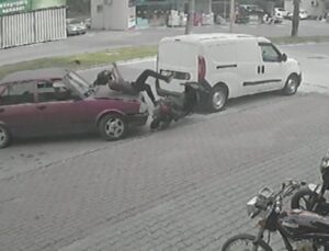 Alkollü sürücü park halindeki motosiklete çarptı