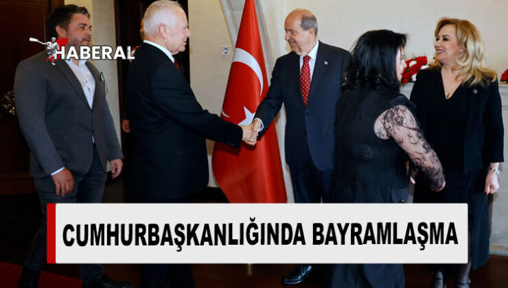 Cumhurbaşkanı Ersin Tatar ve eşi Sibel Tatar Cumhurbaşkanlığında halkla bayramlaştı