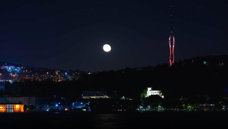 İstanbul’da dolunay Çamlıca Kulesi ile görüntülendi