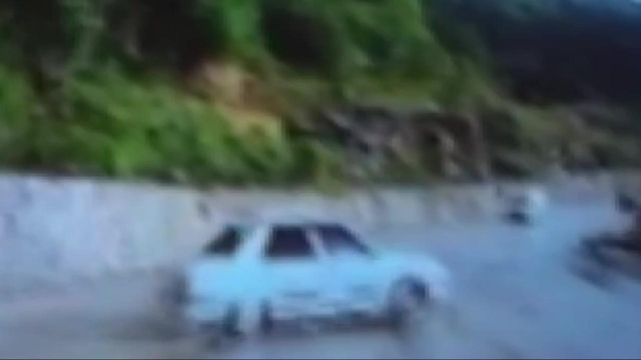 Otomobilin savrulan araca çarptığı kaza kamerada